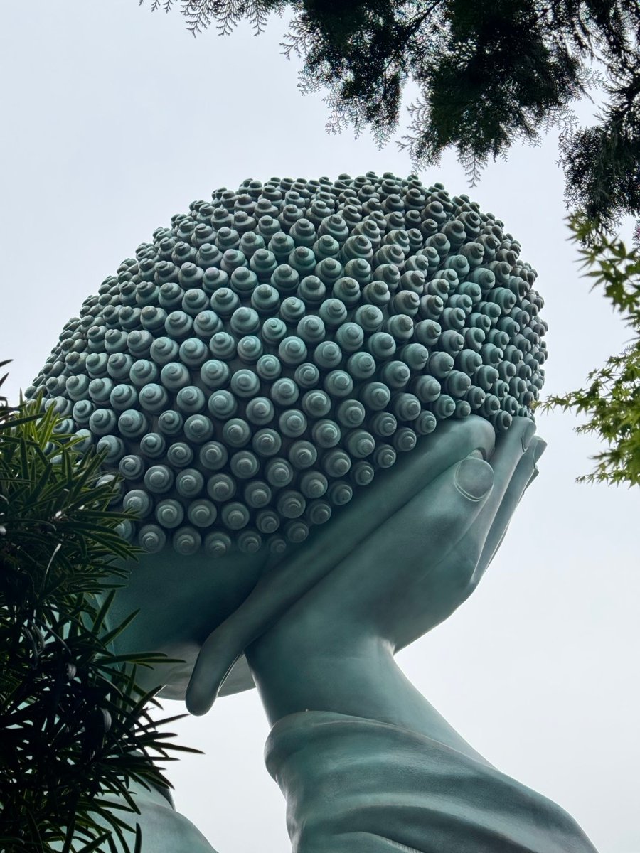 Templo dorado con jardín zen